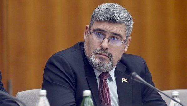 ДА ЛИ БИ У ЕВРОПИ ПРОШЛИ НЕКАЖЊЕНО ПОЛИЦАЈЦИ КОЈИ УПАДАЈУ У СПОРТСКЕ ОБЈЕКТЕ: Министар Старовић осудио насиље Приштине у Лепосавићу ДА ЛИ БИ У ЕВРОПИ ПРОШЛИ НЕКАЖЊЕНО ПОЛИЦАЈЦИ КОЈИ УПАДАЈУ У СПОРТСКЕ ОБЈЕКТЕ: Министар Старовић осудио насиље Приштине у Лепосавићу