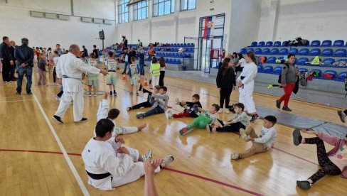 ДЕЦА УЖИВАЛА И У ЗАЈЕЧАРУ! Мали сајам спорта још једном одушевио малишане (ФОТО) ДЕЦА УЖИВАЛА И У ЗАЈЕЧАРУ! Мали сајам спорта још једном одушевио малишане (ФОТО)