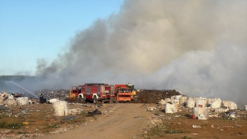 POD VATROM HEKTAR SMEĆA: Požar na Gradskoj deponiji u Kraljevu (FOTO) POD VATROM HEKTAR SMEĆA: Požar na Gradskoj deponiji u Kraljevu (FOTO)