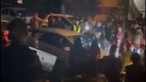 БЛОКАДЕРИ НАПАЛИ ДЕКАНА: Хаос испред Богословског факултета (ВИДЕО) БЛОКАДЕРИ НАПАЛИ ДЕКАНА: Хаос испред Богословског факултета (ВИДЕО)
