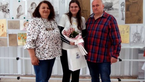 НОВЕ ДИМЕНЗИЈЕ НАДАРЕНЕ ДЕВОЈЧИЦЕ: Самостална изложба у ОШ Светозар Милетић даје ветар у леђа талентованој ученици Анђели Ђурђић