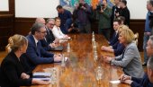 VUČIĆ SA KONGRESMENKOM TENI: Kopredsedavajućoj srpskom kokusu predsednik uručuje orden (VIDEO) VUČIĆ SA KONGRESMENKOM TENI: Kopredsedavajućoj srpskom kokusu predsednik uručuje orden (VIDEO)