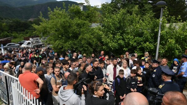 САМО ХОЋЕМО ДА ТРЕНИРАМО: Протест у Леоосавицу због затварања Спортске хале (ФОТО) САМО ХОЋЕМО ДА ТРЕНИРАМО: Протест у Леоосавицу због затварања Спортске хале (ФОТО)