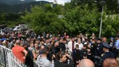 САМО ХОЋЕМО ДА ТРЕНИРАМО: Протест у Леоосавицу због затварања Спортске хале (ФОТО)