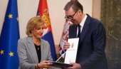 ВУЧИЋ УРУЧИО ОРДЕН КОНГРЕСМЕНКИ ТЕНИ: Развој добрих односа са САД један од приоритета наше политике (ВИДЕО) ВУЧИЋ УРУЧИО ОРДЕН КОНГРЕСМЕНКИ ТЕНИ: Развој добрих односа са САД један од приоритета наше политике (ВИДЕО)