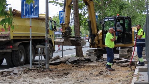 РАДОВИ НА НАЈПРОМЕТНИЈЕМ НОВОСАДСКОМ БУЛЕВАРУ: Почела реконструкција још 81 паркинг места РАДОВИ НА НАЈПРОМЕТНИЈЕМ НОВОСАДСКОМ БУЛЕВАРУ: Почела реконструкција још 81 паркинг места
