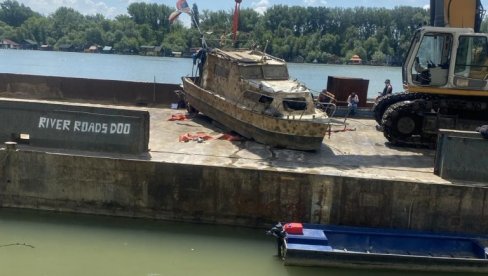 ДО ТЕЛА ЈОШ НИСМО ДОШЛИ: Настављена претрага чамца извађеног из Саве, извучено десетине килограма блата, муља и отпада ДО ТЕЛА ЈОШ НИСМО ДОШЛИ: Настављена претрага чамца извађеног из Саве, извучено десетине килограма блата, муља и отпада