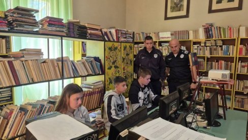 PREVENCIJA VRŠNJAČKOG NASILJA KROZ ONLAJN IGRICE: Edukativna radionica policije za osnovce u Opštini Sečanj PREVENCIJA VRŠNJAČKOG NASILJA KROZ ONLAJN IGRICE: Edukativna radionica policije za osnovce u Opštini Sečanj