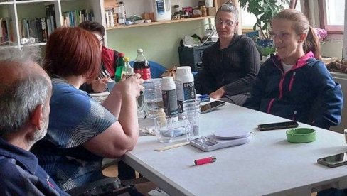 IZRADA NAKITA OD EPOKSI SMOLE: Prva radionica paraćinskog Udruženja distrofičara (FOTO) IZRADA NAKITA OD EPOKSI SMOLE: Prva radionica paraćinskog Udruženja distrofičara (FOTO)