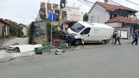 КОМБИЈУ ОТКАЗАЛЕ КОЧНИЦЕ: У Калуђерици возило слетело са пута и ударило у зид КОМБИЈУ ОТКАЗАЛЕ КОЧНИЦЕ: У Калуђерици возило слетело са пута и ударило у зид