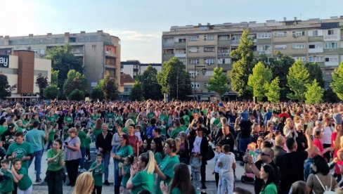 „РАЗИГРАНЕ УЛИЦЕ“: Предшколци плесали на централном тргу у Лесковцу „РАЗИГРАНЕ УЛИЦЕ“: Предшколци плесали на централном тргу у Лесковцу