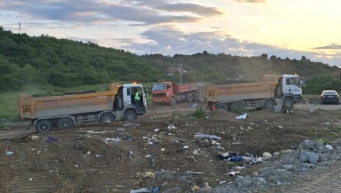 ПОЖАР ЛОКАЛИЗОВАН: Борба са ватреном стихијом на депонији у Краљеву