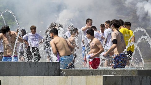 ПОСЛЕ ШКОЛСКОГ ЗВОНА - ТРУБАЧИ, БАКЉЕ И КУПАЊЕ: Осмаци завршили школску годину, па партијали, али их тек чека мала матура (ФОТО) ПОСЛЕ ШКОЛСКОГ ЗВОНА - ТРУБАЧИ, БАКЉЕ И КУПАЊЕ: Осмаци завршили школску годину, па партијали, али их тек чека мала матура (ФОТО)