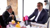 УФ, КАКО БИХ ЈА ВОЛЕО ТУ НОВИНУ ДА ВИДИМ! Вучић предложио Вукосаву да се заједно возе брзим возом од Новог Сада до Суботице (ФОТО) УФ, КАКО БИХ ЈА ВОЛЕО ТУ НОВИНУ ДА ВИДИМ! Вучић предложио Вукосаву да се заједно возе брзим возом од Новог Сада до Суботице (ФОТО)