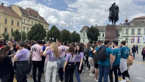 PROSLAVLJAJU KRAJ ŠKOLOVANJA: Zrenjaninski maturanti uz trubače na Trgu (FOTO)