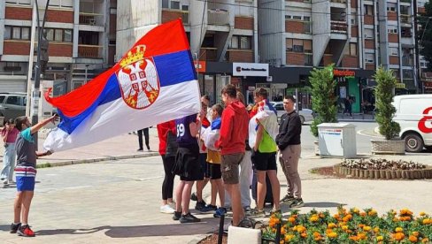 ОБЕЛЕЖИЛИ ЗАВРШЕТАК ШКОЛСКЕ ГОДИНЕ: Дефиле основаца и средњошколаца из Северне Митровице и Звечана ОБЕЛЕЖИЛИ ЗАВРШЕТАК ШКОЛСКЕ ГОДИНЕ: Дефиле основаца и средњошколаца из Северне Митровице и Звечана