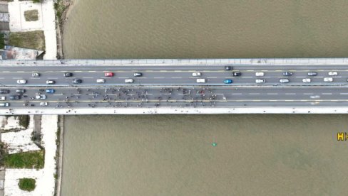 ТОТАЛНИ БЕЗОБРАЗЛУК: Њих 160 зауставило саобраћај на Бранковом мосту јер неће да користе стазу за пешаке