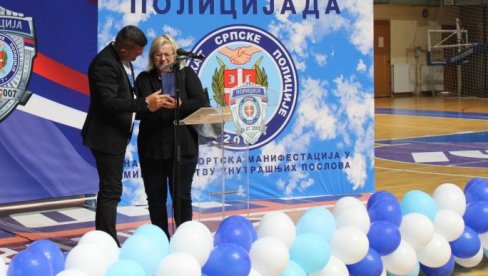 UMESTO SINA, PRIGRLILA ODLIKOVANJE: LJiljana Krsmanović primila medalju za hrabrost za Nikolu, mladog policajca ubijenog na dužnosti (FOTO)