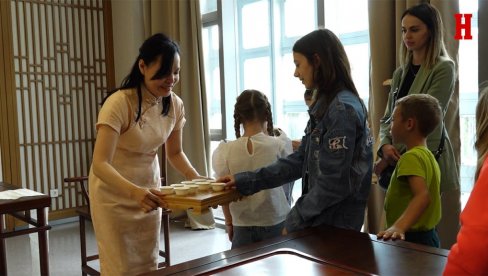 КУЛТУРНА ЧАРОЛИЈА ЗА НАЈМЛАЂЕ: Мост пријатељства Кине и Србије у Кинеском културном центру у Београду (ВИДЕО)