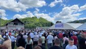 ЦЕЛО СЕЛО ЧЕКА ВУЧИЋА: Весела атмосфера код Косјерића (ФОТО) ЦЕЛО СЕЛО ЧЕКА ВУЧИЋА: Весела атмосфера код Косјерића (ФОТО)