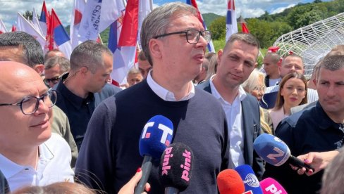 ВУЧИЋ У КОСЈЕРИЋУ: Председник са грађанима у селу Сеча Река (ФОТО/ВИДЕО)