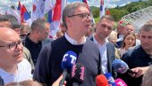 ВУЧИЋ У КОСЈЕРИЋУ: Председник са грађанима у селу Сеча Река (ФОТО/ВИДЕО)