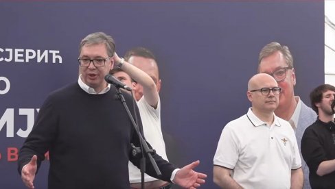 VUČIĆ U KOSJERIĆU: Predsednik sa građanima u selu Seča Reka (FOTO/VIDEO)