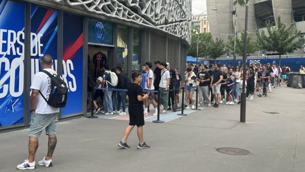 ЦРВЕНО-ПЛАВА ГРОЗНИЦА: Како се Париз спрема за вечерашње финале ЦРВЕНО-ПЛАВА ГРОЗНИЦА: Како се Париз спрема за вечерашње финале