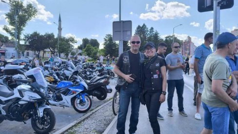 „VOLIMO MOTORE, OVO NAM JE HOBI“: Bračni par bajkera oduševljen boravkom u Banjaluci (FOTO/VIDEO) „VOLIMO MOTORE, OVO NAM JE HOBI“: Bračni par bajkera oduševljen boravkom u Banjaluci (FOTO/VIDEO)