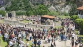 U PORTI MANASTIRA SVETIH ARHANGELA ODJEKUJE PESMA I IGRA SE KOLO: Zavet trajanja i čuvanja svega što su nam preci ostavili (VIDEO)