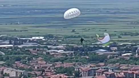 ДРАМА НА НЕБУ ИЗНАД ВРШЦА: Параглајдериста морао да отвори резервни падобран, срећом није повређен