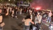 LUDNICA NA ULICAMA GRADA SVETLOSTI: Pariz slavi prvu titulu