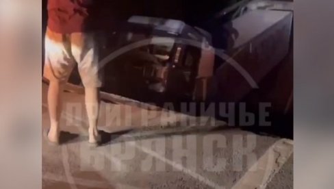 ЕКСПЛОЗИЈА УЗРОК НЕСРЕЋЕ? ПАО НАДВОЖЊАК НА ПРУГУ: Има мртвих и повређених у возу и аутомобилима (ВИДЕО) ЕКСПЛОЗИЈА УЗРОК НЕСРЕЋЕ? ПАО НАДВОЖЊАК НА ПРУГУ: Има мртвих и повређених у возу и аутомобилима (ВИДЕО)