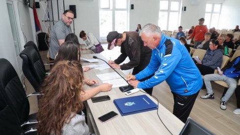 ZA UREĐENJE ŽIVOTNE SREDINE: U Žitištu angažovani sezonski radnici ZA UREĐENJE ŽIVOTNE SREDINE: U Žitištu angažovani sezonski radnici
