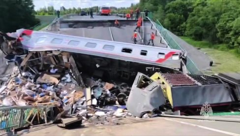 DVOSTRUKO RUŠENJE MOSTOVA U RUSIJI: Ovo su svi detalji tragedije, otkriveno stanje povređenih (FOTO/VIDEO)