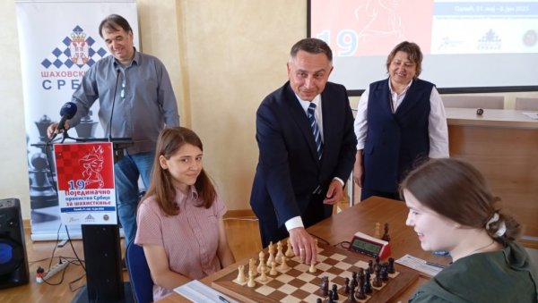 ШАХИСТИ ТРЕБА ДА БУДУ ИДОЛИ НАШОЈ ДЕЦИ Пирот и Палић, домаћини шампионата Србије у шаху 2025. ШАХИСТИ ТРЕБА ДА БУДУ ИДОЛИ НАШОЈ ДЕЦИ Пирот и Палић, домаћини шампионата Србије у шаху 2025.