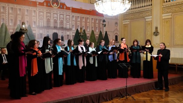 РАСПЕВАНО ТРЕЋЕ ДОБА:  У Сомбору одржан концерт Градског удружења пензонера