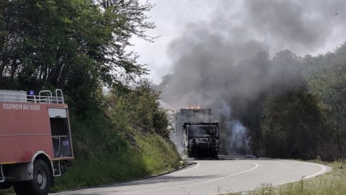 EKSPLOZIJA KOD PLAVNE: Zapalio se kamion sa plinskim bocama na putu Plavna - Štubik - Negotin EKSPLOZIJA KOD PLAVNE: Zapalio se kamion sa plinskim bocama na putu Plavna - Štubik - Negotin