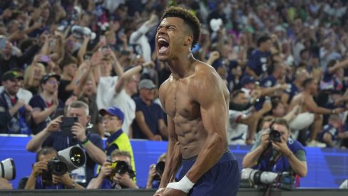 БУДУЋНОСТ СВЕТСКОГ ФУДБАЛА: Фудбалер ПСЖ-а Дезире Дуе добитник награде Златни дечко за 2025. годину