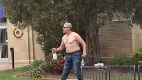 TERORISTIČKI NAPAD U AMERICI: Muškarac zapalio žive ljude, urlao bez majice i bacao molotovljeve koktele, ima mrtvih (FOTO/VIDEO)
