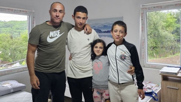 ДЕЦА ТАСИЋА ДОСАЊАЛА КУПАТИЛО: Фондација подвижника Новости Марка Николића из Врања поново у хуманој мисији