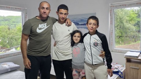ДЕЦА ТАСИЋА ДОСАЊАЛА КУПАТИЛО: Фондација подвижника Новости Марка Николића из Врања поново у хуманој мисији