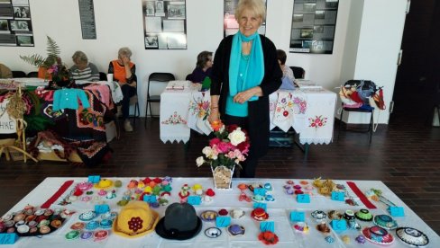 ДУГ ПУТ ШЕШИРИЋА - ОД МОДЕ, ДО УКРАСА: Секција жена Удружења пензионера из Ћуприје организовала несвакидашњу манифестацију ДУГ ПУТ ШЕШИРИЋА - ОД МОДЕ, ДО УКРАСА: Секција жена Удружења пензионера из Ћуприје организовала несвакидашњу манифестацију