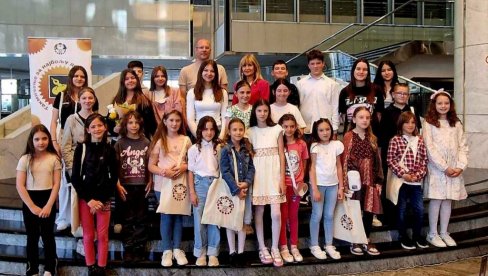PARAĆINKAMA NAGRADE ZA KARIKATURU: Dve učenice osvojile treća mesta na konkursu „Mali Pjer“ (FOTO) PARAĆINKAMA NAGRADE ZA KARIKATURU: Dve učenice osvojile treća mesta na konkursu „Mali Pjer“ (FOTO)