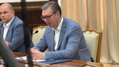 ŽELIM DA ČUJEM VAŠE PROBLEME Vučić sa studentima koji žele da uče (VIDEO)
