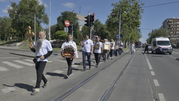 БАРЈАК НА ВРХУ АТОСА НА ПРЕОБРАЖЕЊЕ: Чланови Удружења Видовданско ходочашће кренули на пешачко поклоњење дуго 1.100 километара БАРЈАК НА ВРХУ АТОСА НА ПРЕОБРАЖЕЊЕ: Чланови Удружења Видовданско ходочашће кренули на пешачко поклоњење дуго 1.100 километара