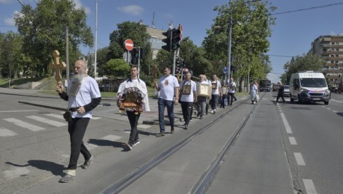 BARJAK NA VRHU ATOSA NA PREOBRAŽENJE: Članovi Udruženja Vidovdansko hodočašće krenuli na pešačko poklonjenje dugo 1.100 kilometara