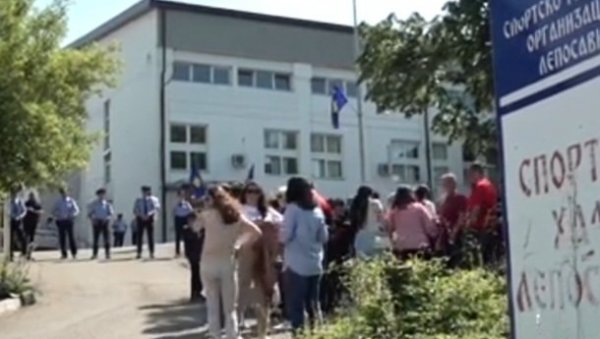 НА ОСНОВУ КОЈИХ ДОКУМЕНАТА СУ ОДУЗЕЛИ ХАЛУ? Радници Спортско-туристичке организације у Лепосавићу ни данас нису могли на радна места НА ОСНОВУ КОЈИХ ДОКУМЕНАТА СУ ОДУЗЕЛИ ХАЛУ? Радници Спортско-туристичке организације у Лепосавићу ни данас нису могли на радна места