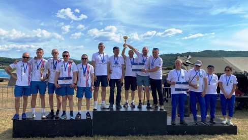 PADOBRANCI „NAŠIH KRILA“ DRŽAVNI PRVACI: Paraćincima dva ekipna prva mesta na 71. Padobranskom prvenstvu Srbije (FOTO)