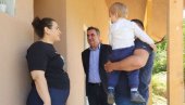 РЕШИЛИ НАЈВАЖНИЈЕ ЕГЗИСТЕНЦИЈАЛНО ПИТАЊЕ:Тајић са породицама у Звечану које су добиле нове куће РЕШИЛИ НАЈВАЖНИЈЕ ЕГЗИСТЕНЦИЈАЛНО ПИТАЊЕ:Тајић са породицама у Звечану које су добиле нове куће